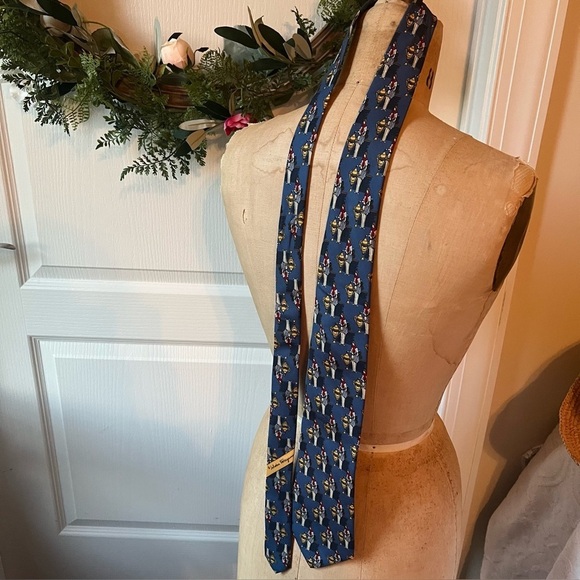 Salvatore Ferragamo 100% silk blue tie with Roman style print. - Picture 1 of 4